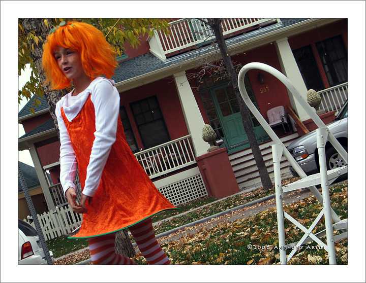 Mädchen im orangen Halloween Kostüm